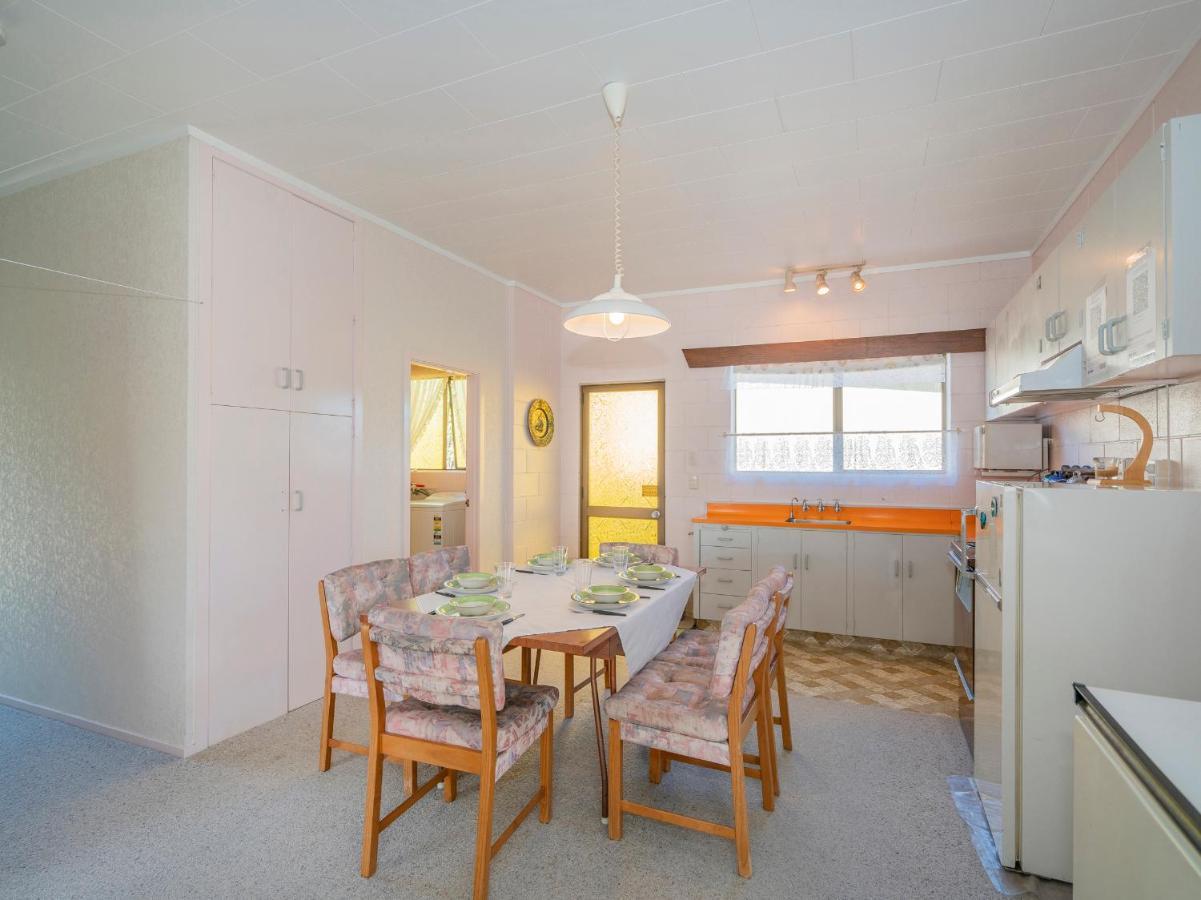 Cosy At Cooks - Cooks Beach Downstairs Unit Bagian luar foto