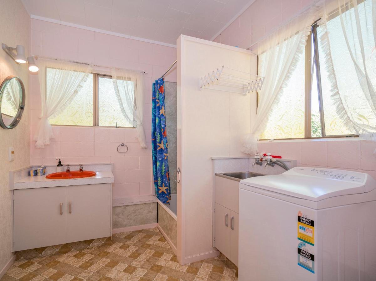Cosy At Cooks - Cooks Beach Downstairs Unit Bagian luar foto